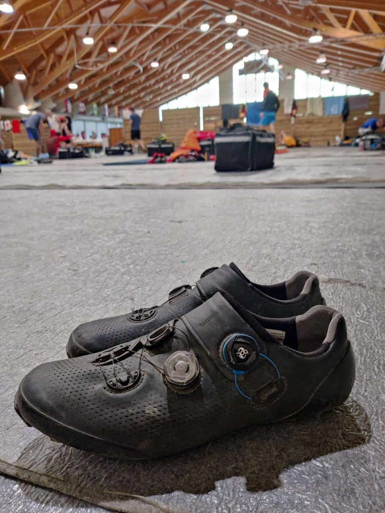 Nicos reparierter Schuh im Fahrer-Camp in Livigno