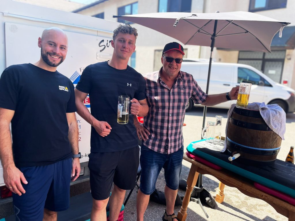 Unsere jungen Nachwuchstrainer Alex und Beni mit Unerstützung vom Markus seinem Bruder Frank an der Schenke